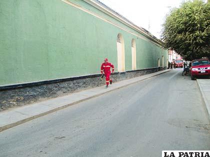 Un efectivo de Bomberos corre para ayudar en la búsqueda