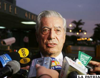 El controversial escritor peruano Mario Vargas Llosa