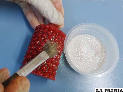 Paso 7 .- Aplicamos la purpurina cristal extrabrillo con una brocha, espolvorearemos por encima sin llegar a tocar la vela.