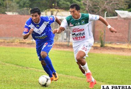 Didí Torrico y José Padilla, ex San José, disputan la pelota