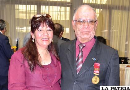 El galardonado junto a su esposa y colega Natty Méndez Lazcano