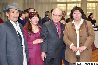 De izquierda a derecha: Florencio Molina, Natty Méndez, el galardonado y Sonia Saavedra