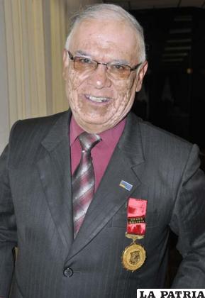 Humberto Cabezas Selaya, Medalla al Mérito Profesional “Enrique Miralles Bonnecarrere“ 2013