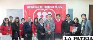 Periodistas junto a estudiantes de la Brigada de Comunicación