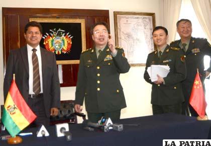 El ministro de Defensa, Rubén Saavedra Soto, y el general de División, Wang Guanzhong