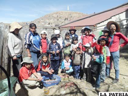 Niños muestran la producción de papa y cebolla