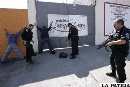 Miembros de la Policía Civil de Sao Paulo, requisan a unas personas