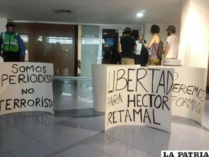 En las afueras del aeropuerto, periodistas preguntan por el fotógrafo Héctor Retamal minutos antes de su deportación