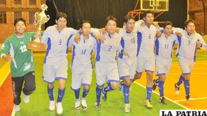 Vuelta olímpica de los jugadores de Adap, flamantes campeones