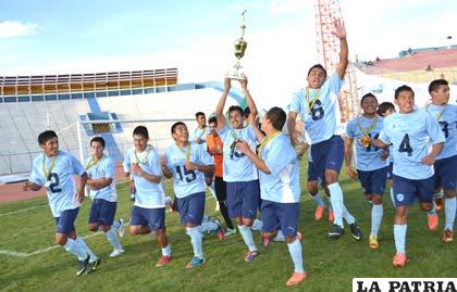 Vuelta olímpica de los jugadores de Bolívar que clasificaron a la Copa Libertadores Sub-20