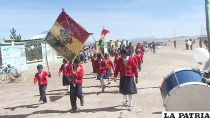 Desfile escolar de la Unidad Educativa Untavi
