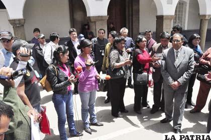 Periodistas orureños realizando cobertura