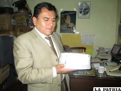 El fiscal Morales muestra las mechas secuestradas