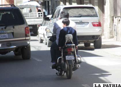 Los pasajeros de las motos tienen la obligación de portar el casco
