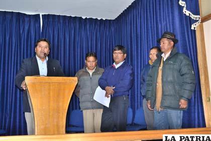 Autoridades de la Gobernación en conferencia de prensa
