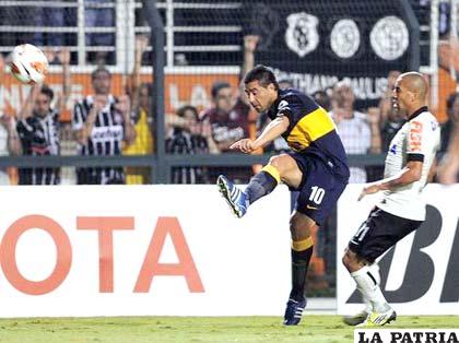 Riquelme saca el remate que terminó en gol de Boca