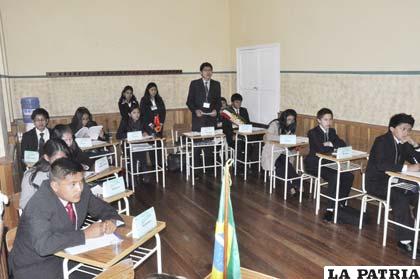 Estudiantes debaten temas de interés nacional e internacional