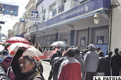 Gremiales realizaron su mitin en puertas de las oficinas del SIN Oruro