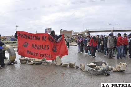Pese a la lluvia maestros rurales bloquearon ayer en el puente Tagarete
