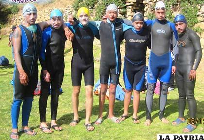 Nadadores del club Neptuno que participaron en la prueba