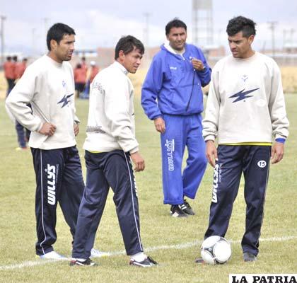 García, Gomes y Carrizo trabajan bajo la mirada de Ferrufino