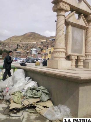 Sector del Monumento a la “Obra Maestra” con promontorios de basura