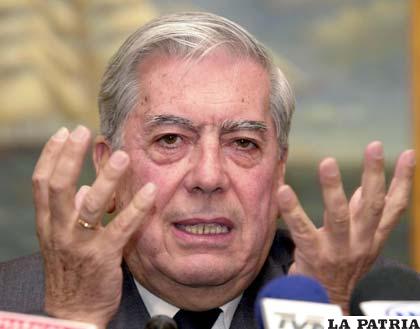 El galardonado escritor peruano Mario Vargas Llosa