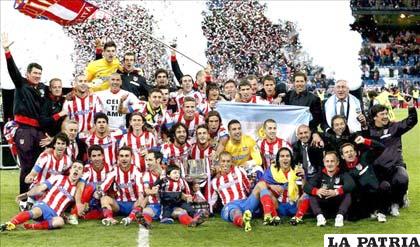 Los jugadores de Atlético de Madrid con el trofeo de campeón