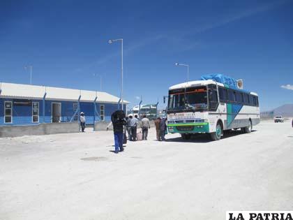 La gente que retorna de Chile debe pasar la frontera y abordar buses bolivianos