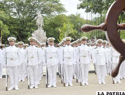 El uniforme blanco caracteriza a la Armada Boliviana