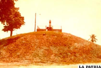Promontorio artificial de tierra en cuya cima se encuentra el mausoleo de Don Rómulo Suárez y que da origen al término de “Loma Suárez”