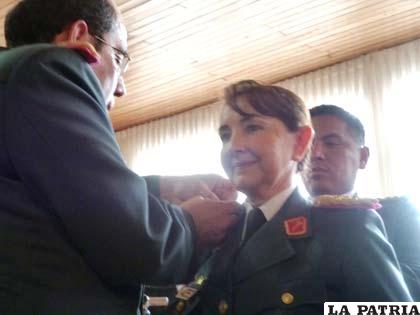Gina Reque es la primera generala de las FF.AA.