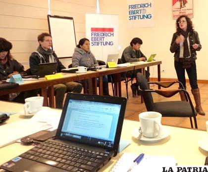 Isabel Mercado Heredia, monitorea el Taller de Periodismo y Medio Ambiente