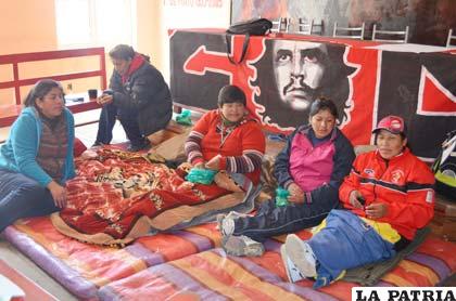 Mujeres mineras en vigilia