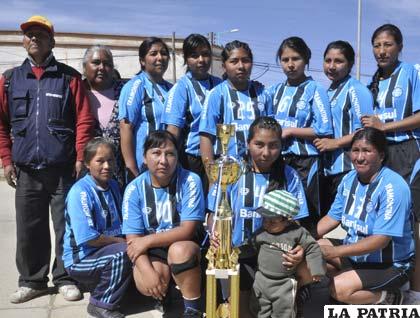 Las jugadoras de Bolívar Tigres junto al trofeo