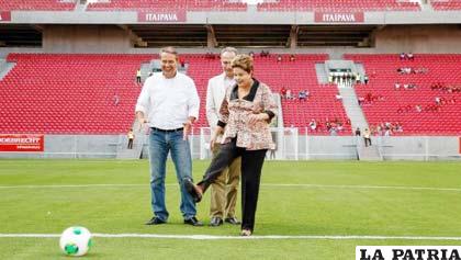 Rousseff patea el balón en la inauguración