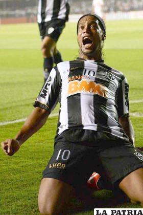 La figura de Ronaldinho aún es vital en Atlético Mineiro