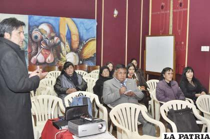 Fabrizio Cazorla en conferencia sobre el Carnaval de Oruro