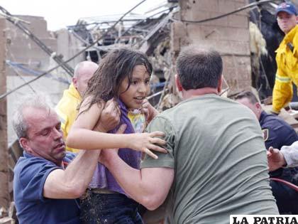 Rescate de víctimas del tornado de Oklahoma