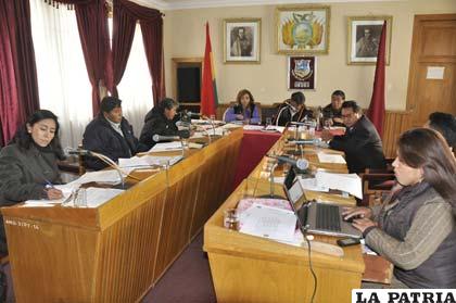 Sesión terminó en medio de gritos por diferencias entre concejales