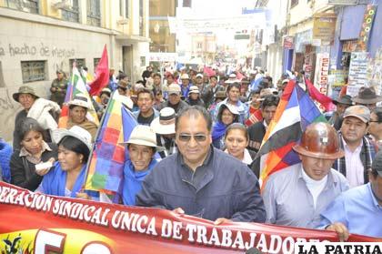 El gobernador Santos Tito, encabezó la movilización