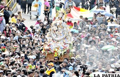 Miles de devotos en procesión pidieron a las autoridades dar con los ladrones de las joyas de la Virgen de Copacabana