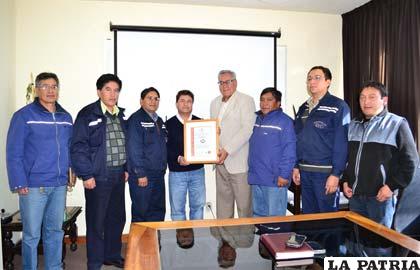 Ejecutivos de Ibnorca entregan certificación a personeros de la empresa Vinto