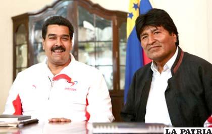 Presidente de Venezuela, Nicolás Maduro, junto a Evo Morales
