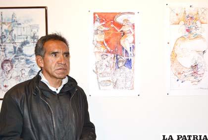 El dibujante, Walter Saravia, junto a algunas de sus obras