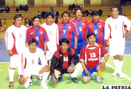 Jugadores de Oruro y La Paz en el futsal mecánico