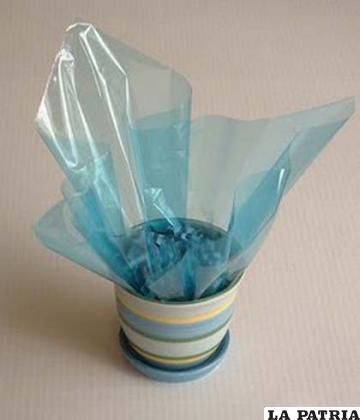 SEGUNDO PASO
Añade dentro de la maceta el foam o unicel, luego cubre con papel de china o papel crepé este ya estará recortado en tiras delgadas