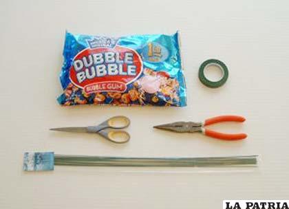 TERCER PASO
Arma los tallos con el alambre y ve uniendo los dulces caramelos, luego forra tu ramo de dulces con cinta foral