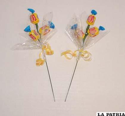 SEXTO PASO
Introduce todos los ramitos de dulces a tu maceta, pinchando en el foam o unicel que ya pusiste en el interior de éste