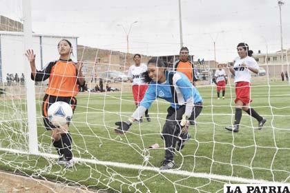 Una acción del torneo femenino de la Asociación de Fútbol Oruro